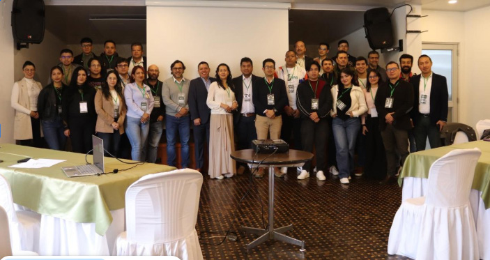 Integrantes de la alianza reunidos en un salón