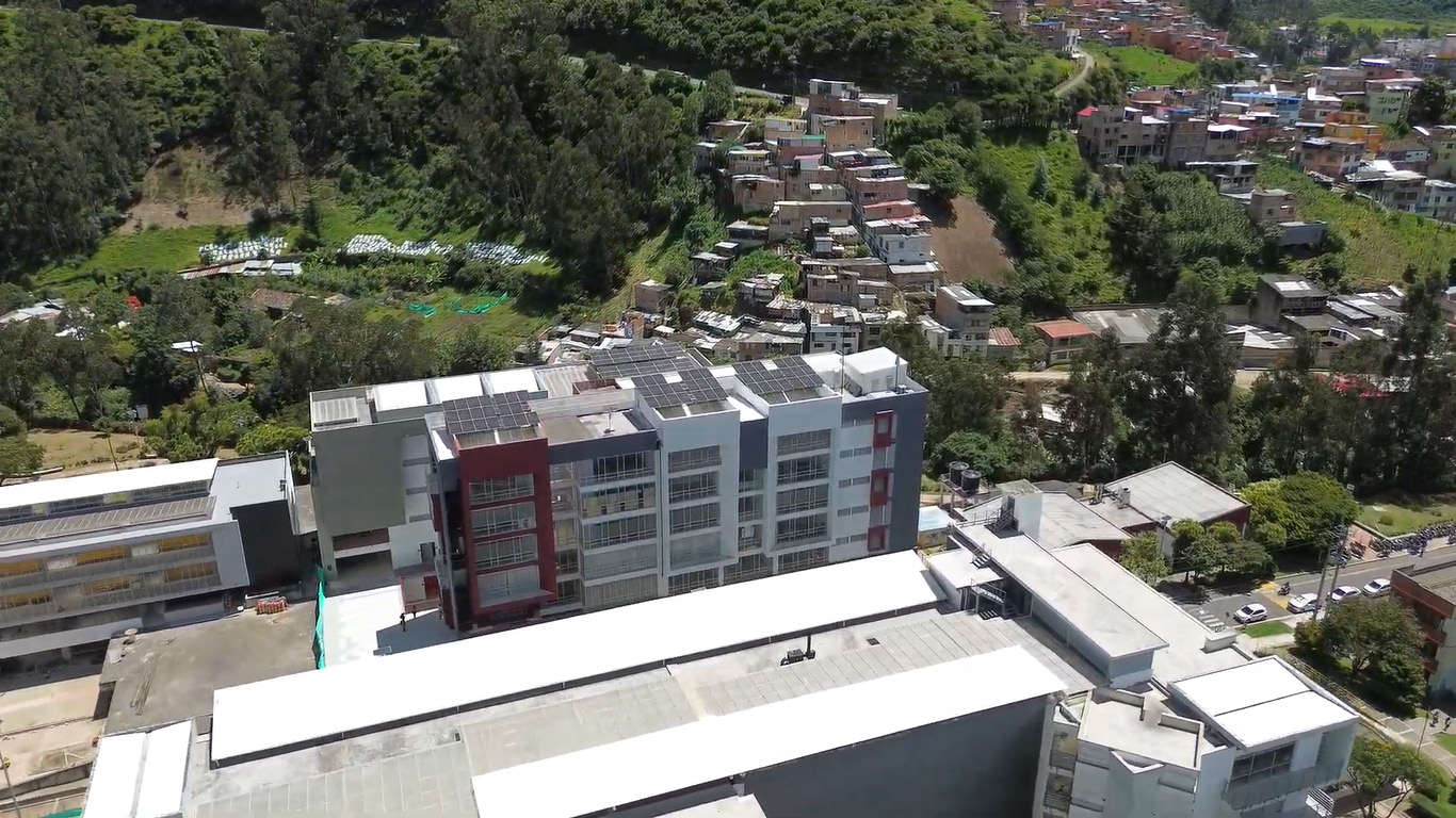 Vista aérea de un edificio de la Universidad de Nariño con paneles solares en la cubierta