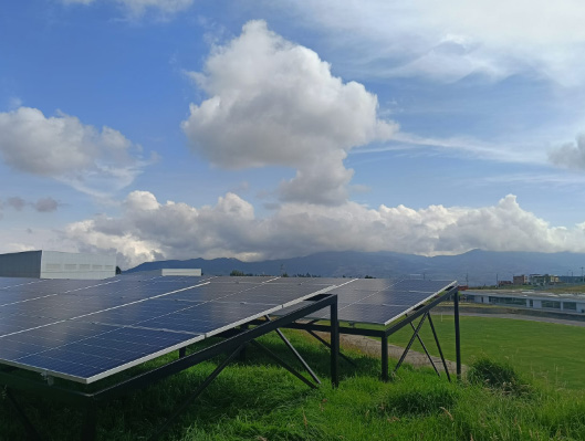 Paneles solares instalados en el campus bajo un cielo con nubes