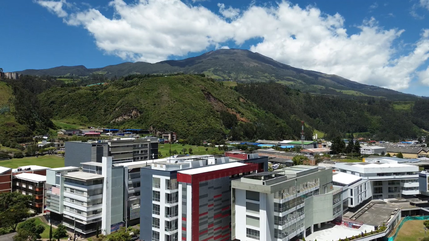 Edificios de la Universidad de Nariño con el volcán Galeras al fondo
