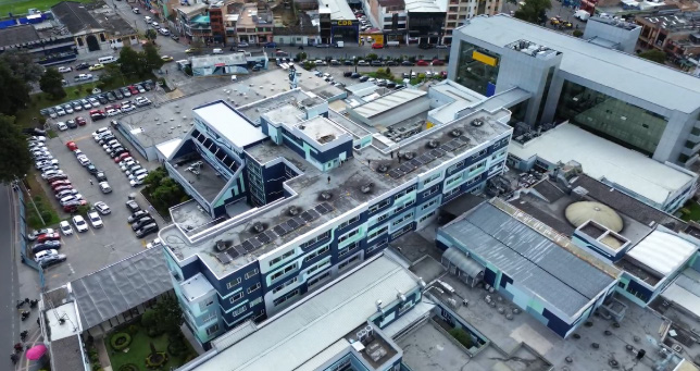 Vista aérea de un campus con edificios y paneles solares